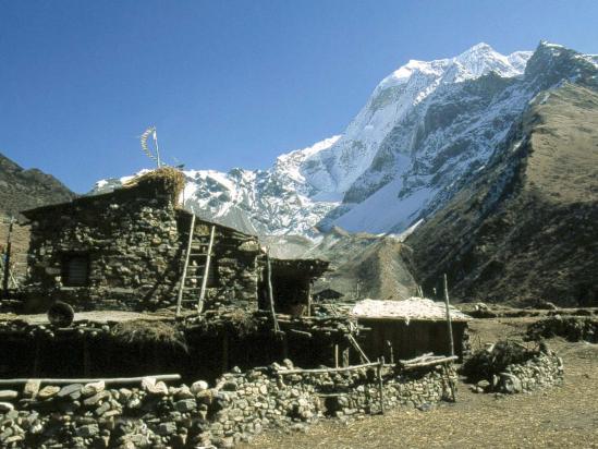 Le Pang Puchi domine les frêles maisons de Samdo