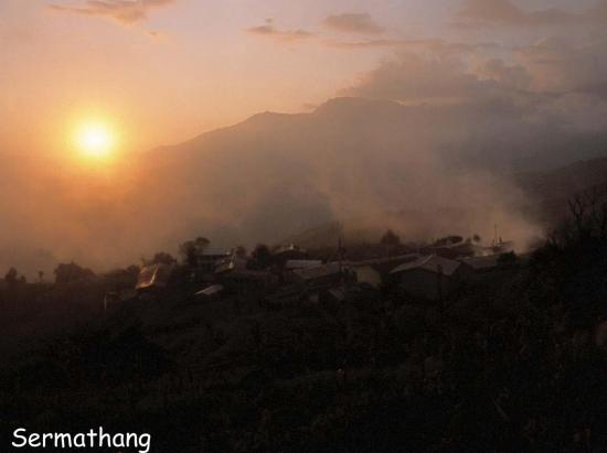 Coucher de soleil sur le village de Sermathang