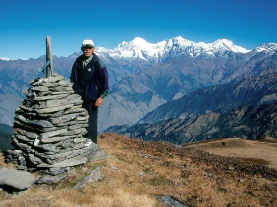 Nima Dhundup sherpa au Sing La bhanjyang devant le Ganesh himal