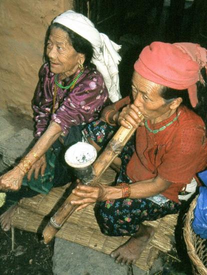 Sur le seuil d'une maison de Sotikhola