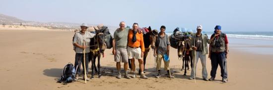 Arrivée sur la plage de Taghazout (Hussein, Pierre, Jean-Marc, Hussein, Mohamed et Jacques)