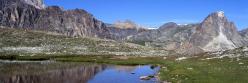 Au fond du vallon de Mary, un des lacs de Roure avec à l'horizon l'Aiguille Large